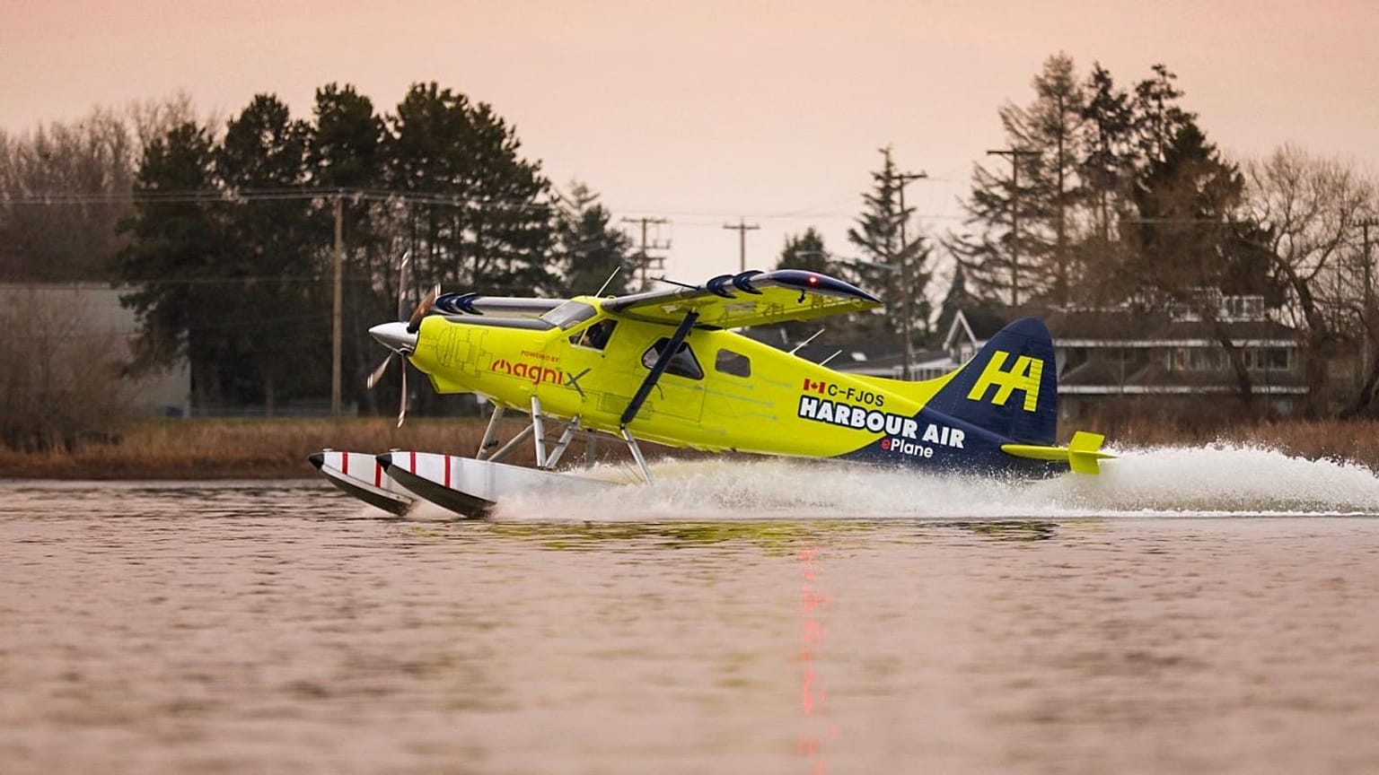 MagniX üretimi elektrikli motorlu Harbour Air deniz uçağı