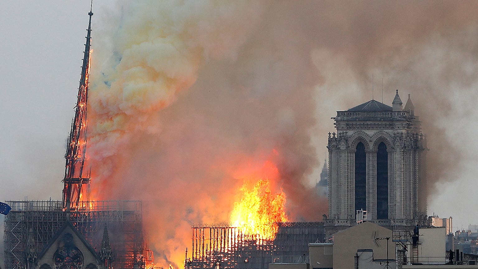 La flèche de la cathédrale Notre-Dame en feu à Paris le 15 avril 2019