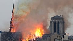 La flèche de la cathédrale Notre-Dame en feu à Paris le 15 avril 2019