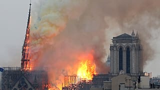 La flèche de la cathédrale Notre-Dame en feu à Paris le 15 avril 2019