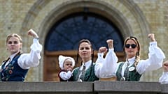 Sağlık yardımı kesintilerine karşı parlamento önünde "Bunad" isimli geleneksel kıyafetler giyen göstericiler Oslo, Norveç. 14 Mayıs, 2019. Vidar Ruud via Reuters