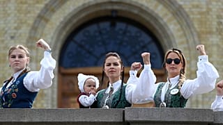 Sağlık yardımı kesintilerine karşı parlamento önünde "Bunad" isimli geleneksel kıyafetler giyen göstericiler Oslo, Norveç. 14 Mayıs, 2019. Vidar Ruud via Reuters