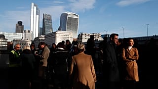 تجمع أشخاص بالقرب من جسر لندن، عشية الانتخابات التشريعية. 2019/12/11