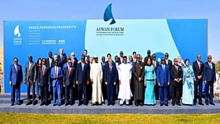 الرئيس المصري عبد الفتاح السيسي يتوسط المشاركين في منتدى أسوان للسلام والتنمية المستدامين. 2019/12/11