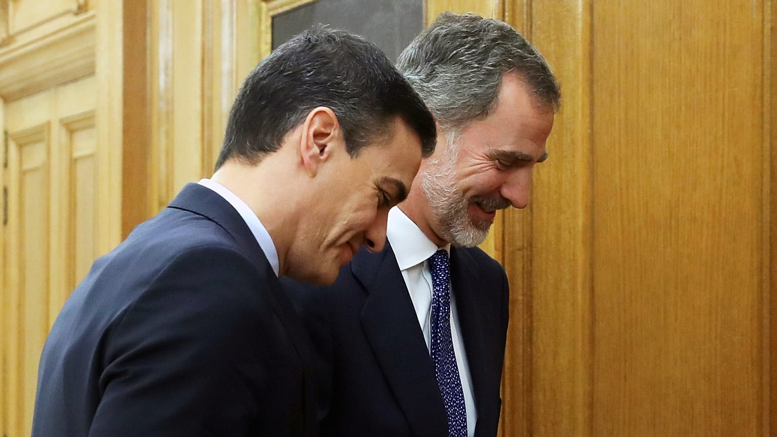 El rey Felipe VI saluda al primer ministro Sánchez antes de su reunión en Madrid