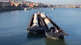 Hatalmas tartályok haladnak a Dunán