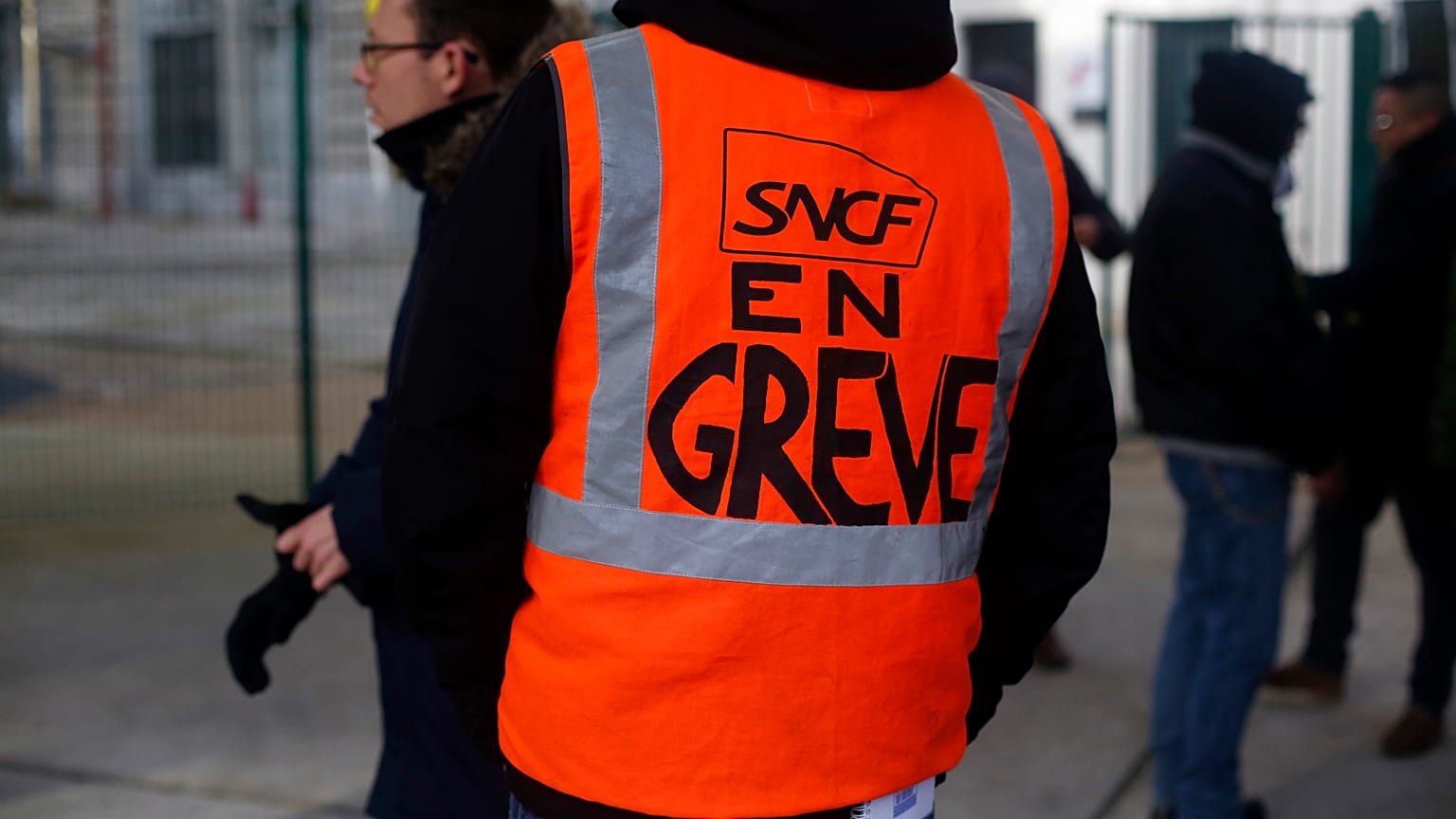 Macron'un emeklilik reformuna tepki olarak başlayan grevler ulaşımda aksamalara yol açıyor