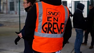 Macron'un emeklilik reformuna tepki olarak başlayan grevler ulaşımda aksamalara yol açıyor