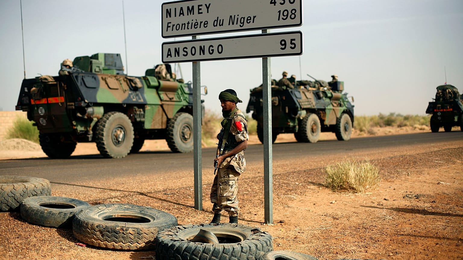 Hetvenegy nigeri katona