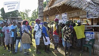 Des habitants de l'ile de Buka font la queue, à l'occasion du référendum sur l'indépendance de Bougainville, le 25 novembre 2019