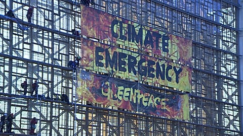 Greenpeace-Protestbanner an EU-Gipfelgebäude 