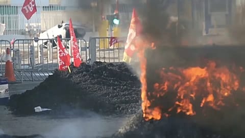 Fransa'nın Marsilya şehrinde liman işçileri emeklilik reformunu protesto etti