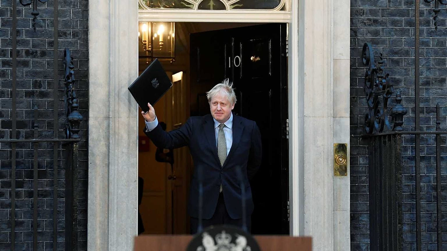 Boris Johnson devant le 10 Downing street, à Londres le 13 décembre 2019.