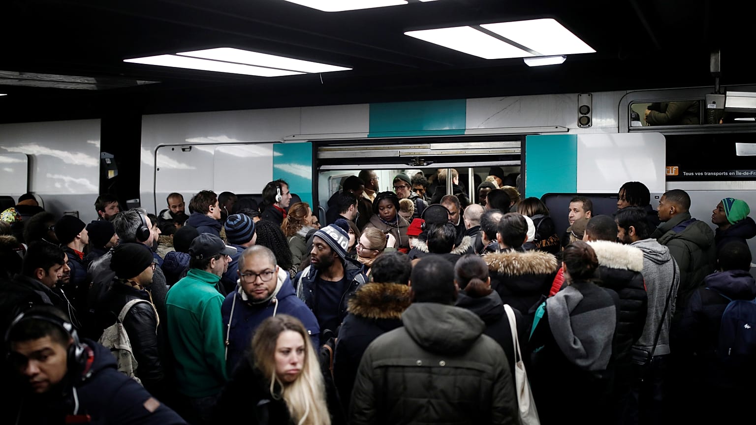 L'impatience monte au 9e jour de grève dans les transports parisiens