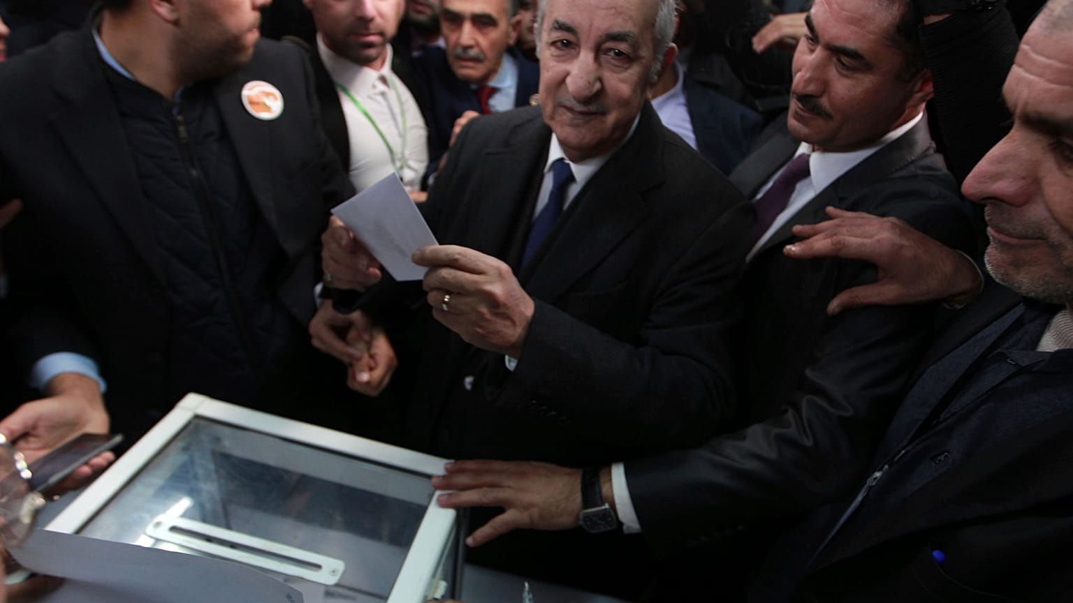 عبد المجيد تبون مدلياً بصوته 