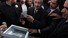 عبد المجيد تبون مدلياً بصوته 