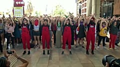 EL grupo Las Tesis al frente de una representación 