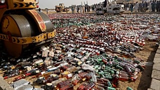 Contrebande : le Pakistan détruit 250 millions de dollars de produits