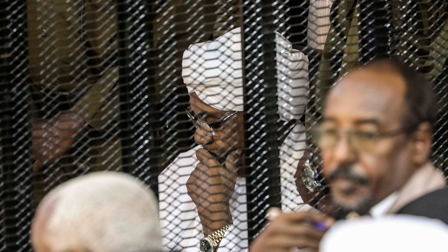 الرئيس السوداني المخلوع عمر حسن البشير داخل الكحكمة بالعاصمة الخرطوم بتهم غسيل الأموال والفساد