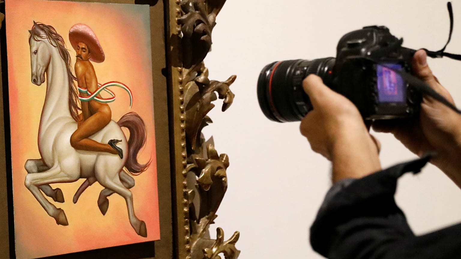 Sanatçı Fabian Chairez'in Meksika devrimi kahramanı Emiliano Zapata'yı çıplak tasvir ettiği tablosu