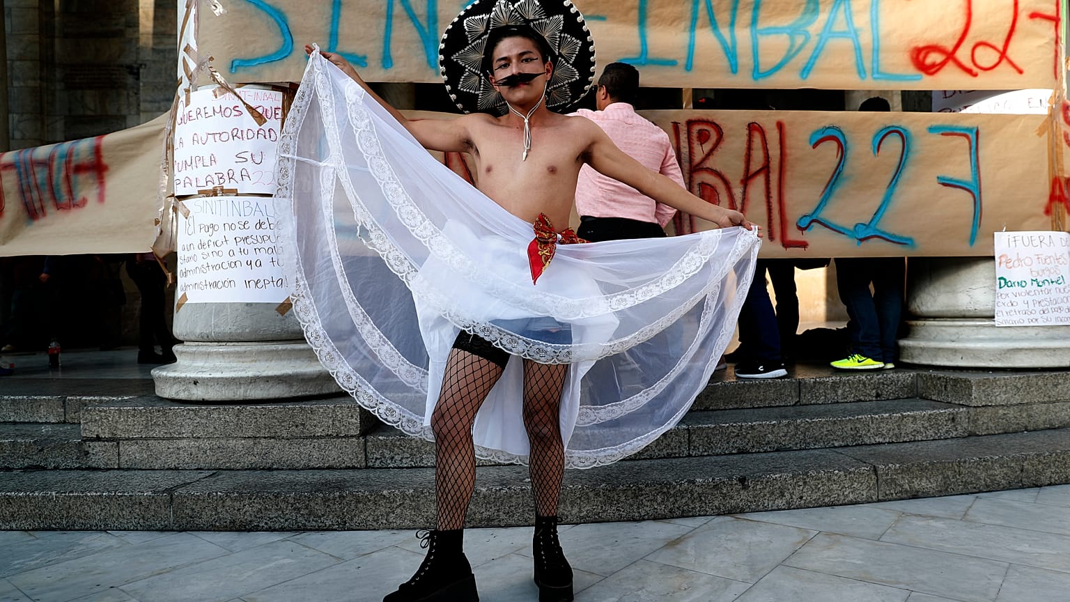 El colectivo LGBT de México defiende el "Zapata gay" de Cháirez
