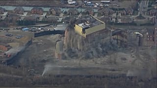 104 éves erőművet romboltak le Detroitban