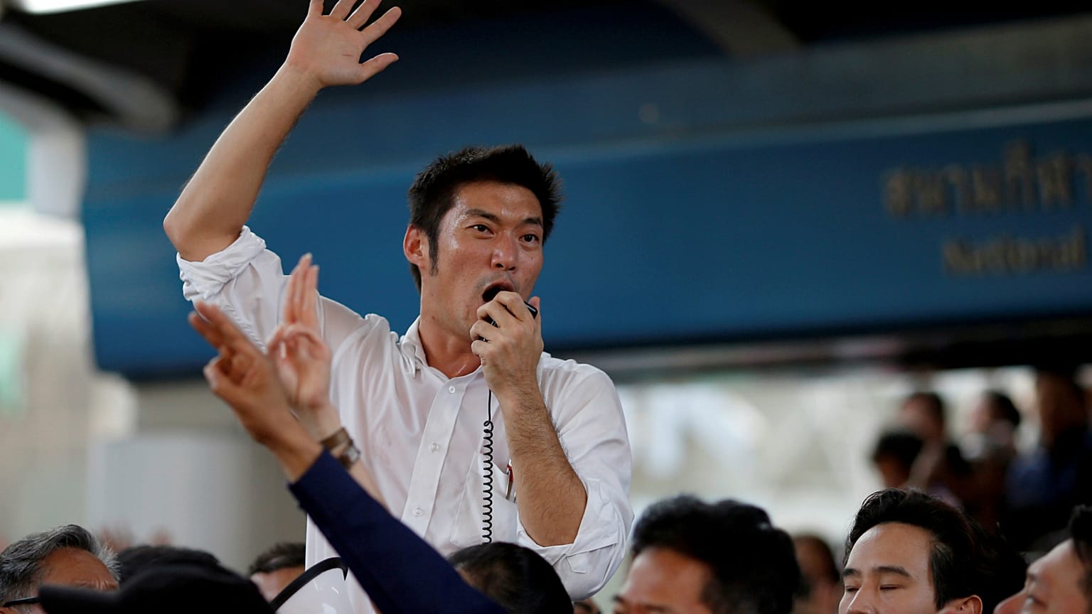 Bangkok'da düzenlenen izinsiz protesto gösterisine Gelecek İleride Partisi (Future Forward) lideri Thanathorn Juangroongruangkit öncülük etti 