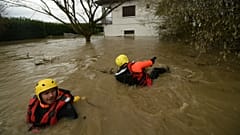 Equipas de bombeiros inspecionam um bairro inundado em Peyrehorade