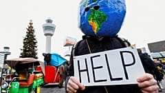 Amsterdam: Klimademo im Flughafen Schiphol