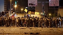 شاهد: عندما "تنفلت أعصاب" عناصر حزب الله وأمل.. اشتباكات مع المتظاهرين وقوى الأمن