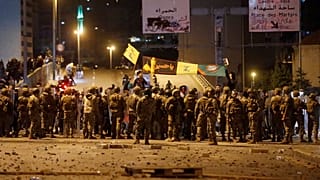 شاهد: عندما "تنفلت أعصاب" عناصر حزب الله وأمل.. اشتباكات مع المتظاهرين وقوى الأمن