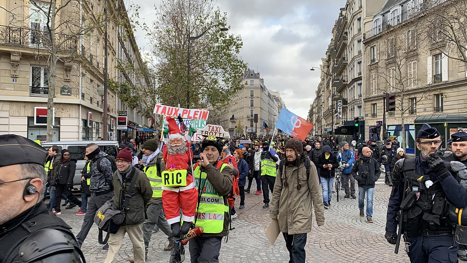 Fransa'da Sarı Yelekliler, Cumhurbaşkanı Emmanuel Macron yönetiminin politikalarını protesto etmek için yeniden sokağa çıktı. Paris'teki gösteride bir kişi gözaltına alındı
