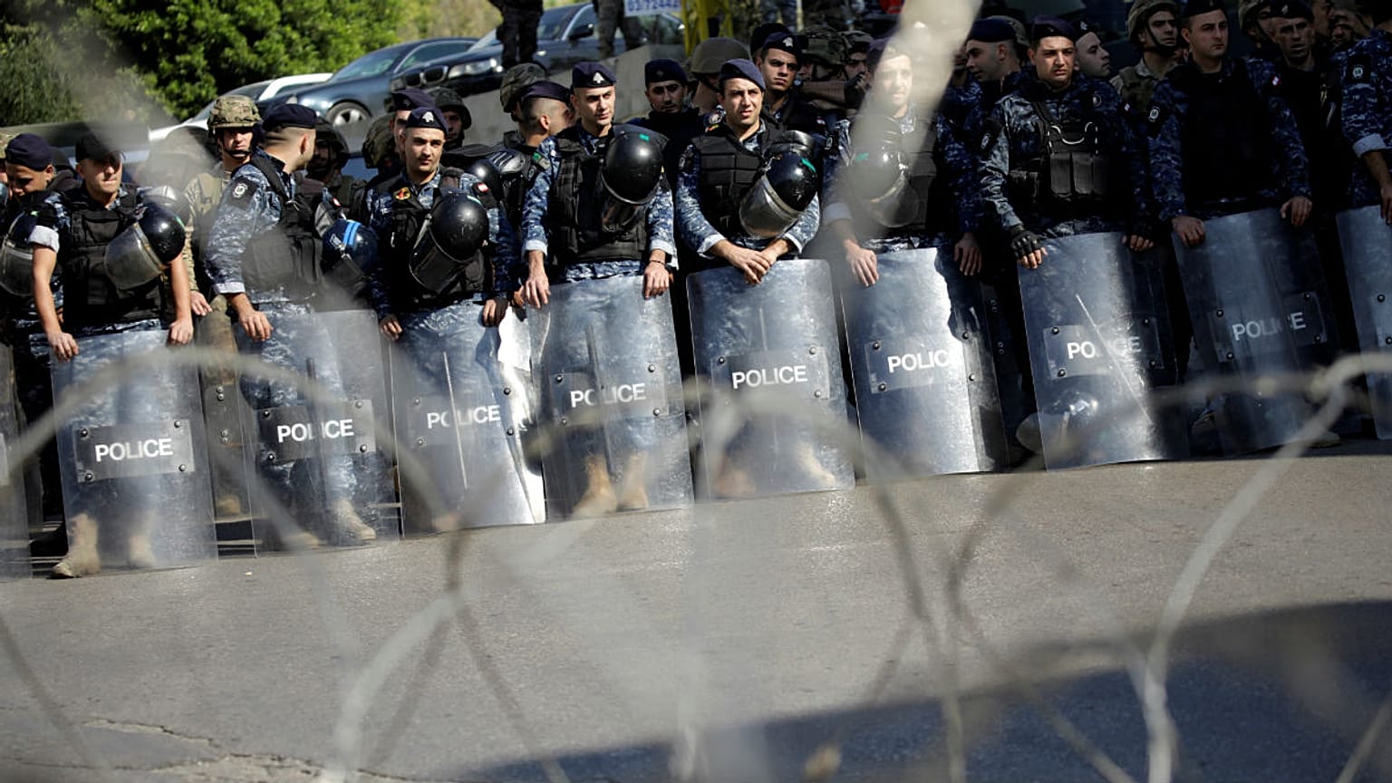 جوانان هوادار حزب الله و جنبش امل با پلیس لبنان درگیر شدند