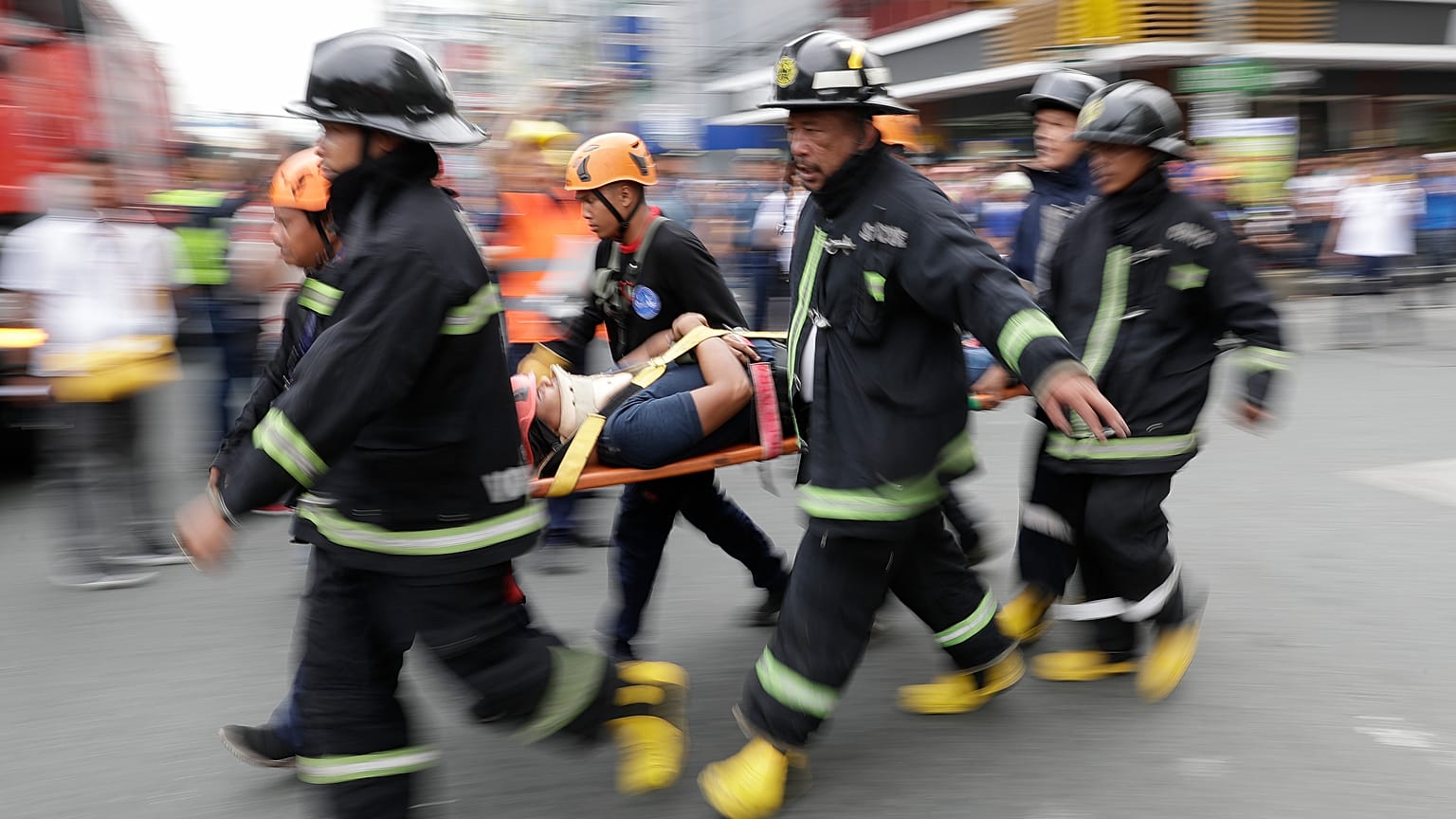 Filipinler 6.8 büyüklüğünde depremle sarsıldı 