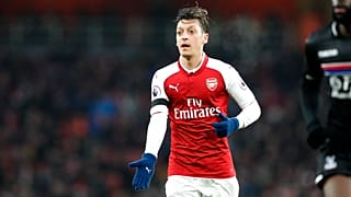 Arsenal forması giyen Mesut Özil, Çin'in Doğu Türkistan'daki politikalarına sessiz kalan Müslümanlara tepki göstermişti