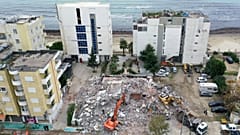 Operação de limpeza de um edifício colapsado em Durres após o sismo