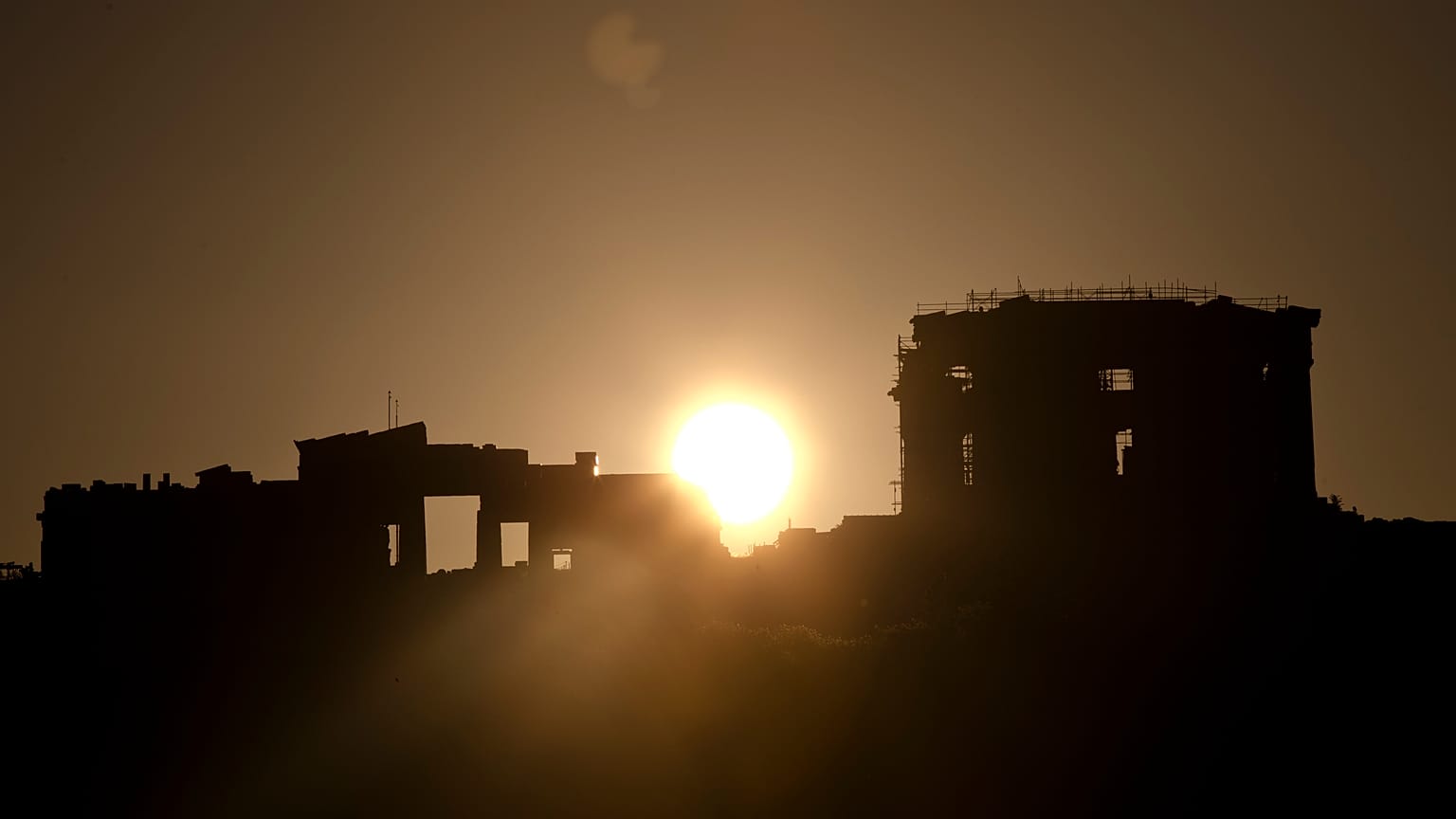 «Θερμή εισβολή»: Έως και 20 βαθμούς η θερμοκρασία