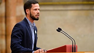 Koporsóval tiltakozott a százezreket érintő tb-törvény ellen Tordai