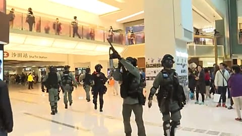 Hongkong: Demonstranten stürmen Einkaufszentren
