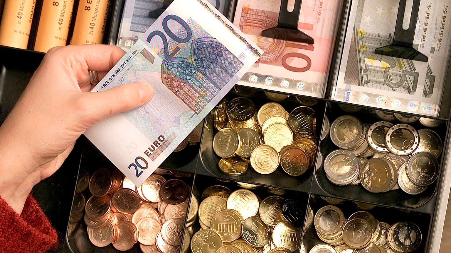 Folytatja a zuhanást a forint