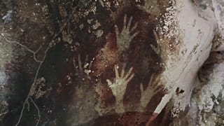 اكتشاف أقدم رسم جداري ما قبل التاريخ على شكل قصة مصورة في أحد كهوف إندونيسيا