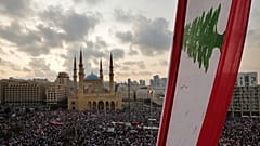 شاهد: "السنيورة واحد منن" .. طرد رئيس وزراء لبناني سابق من الجامعة الأمريكية في بيروت
