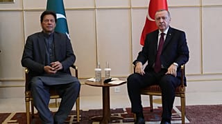 BM Cenevre Ofisi'nde 1. Küresel Mülteci Forumu'na katılmak üzere Cenevre'de bulunan Cumhurbaşkanı Erdoğan, Pakistan Başbakanı İmran Han ile görüştü.