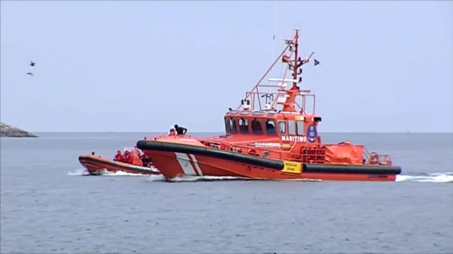 Embarcación de Salvamento Marítimo llegando al puerto de Almería, España