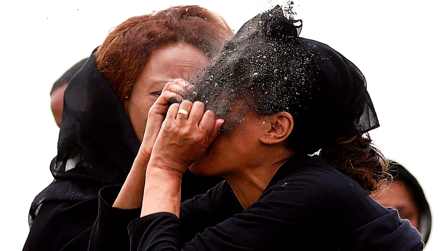 Etiyopya'da 157 kişinin öldüğü uçak kazasındaki kurbanların yakınlarından biri, ölüm haberini alıyor