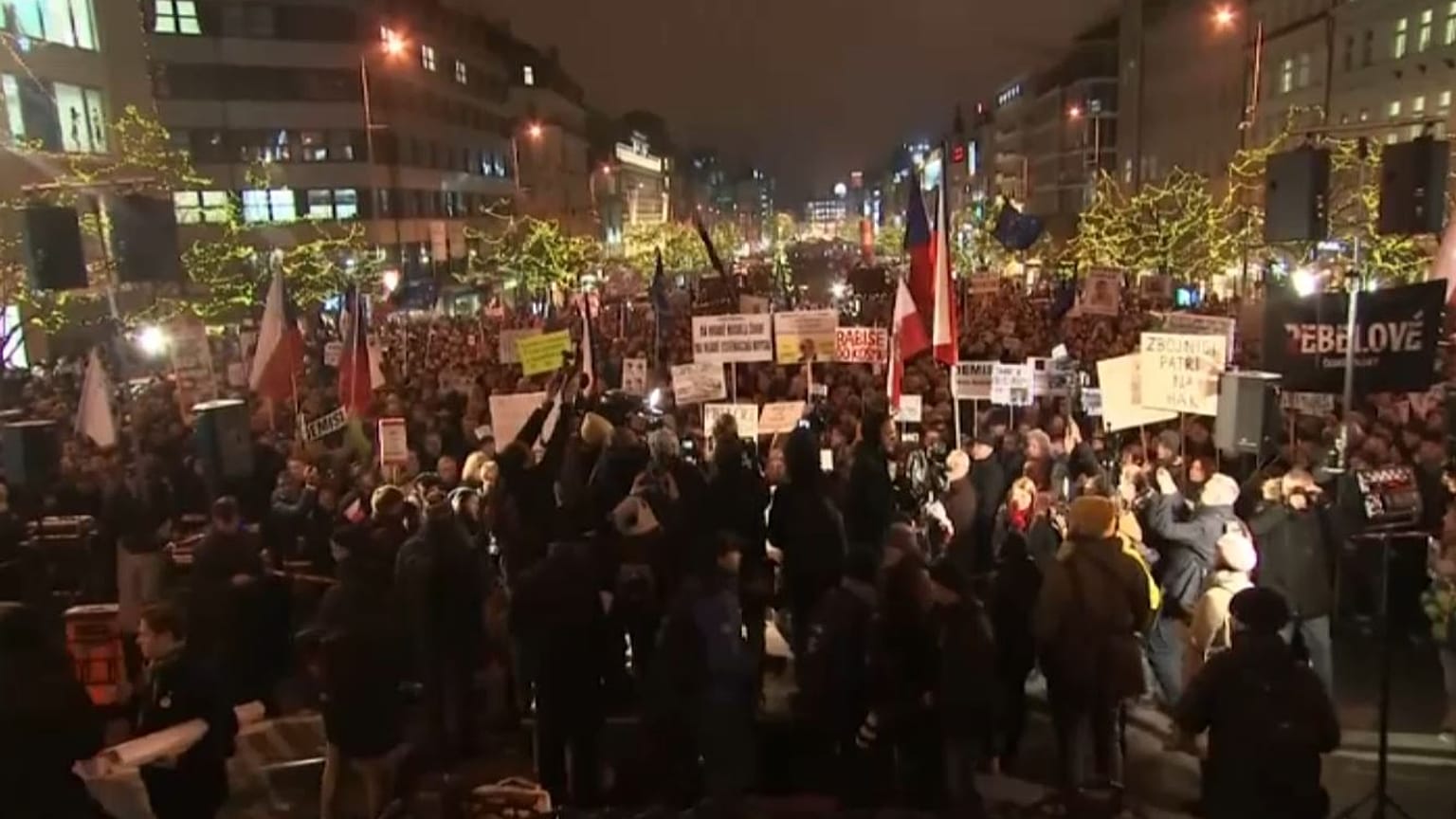 A csehek nem lankadnak: „Babisnak mennie kell”