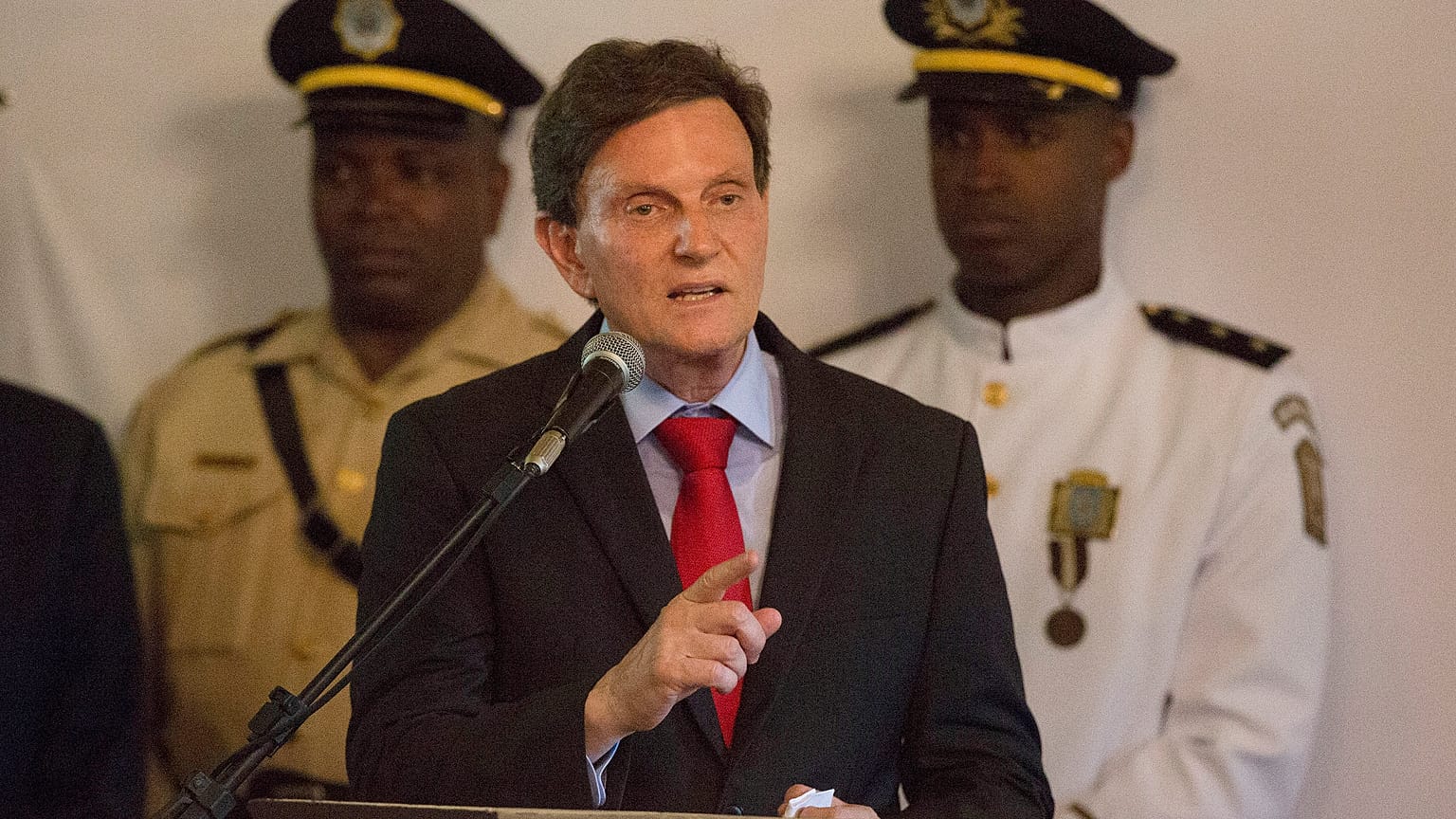 Prefeito do Rio de Janeiro suspende pagamentos a funcionários