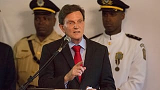 Prefeito do Rio de Janeiro suspende pagamentos a funcionários