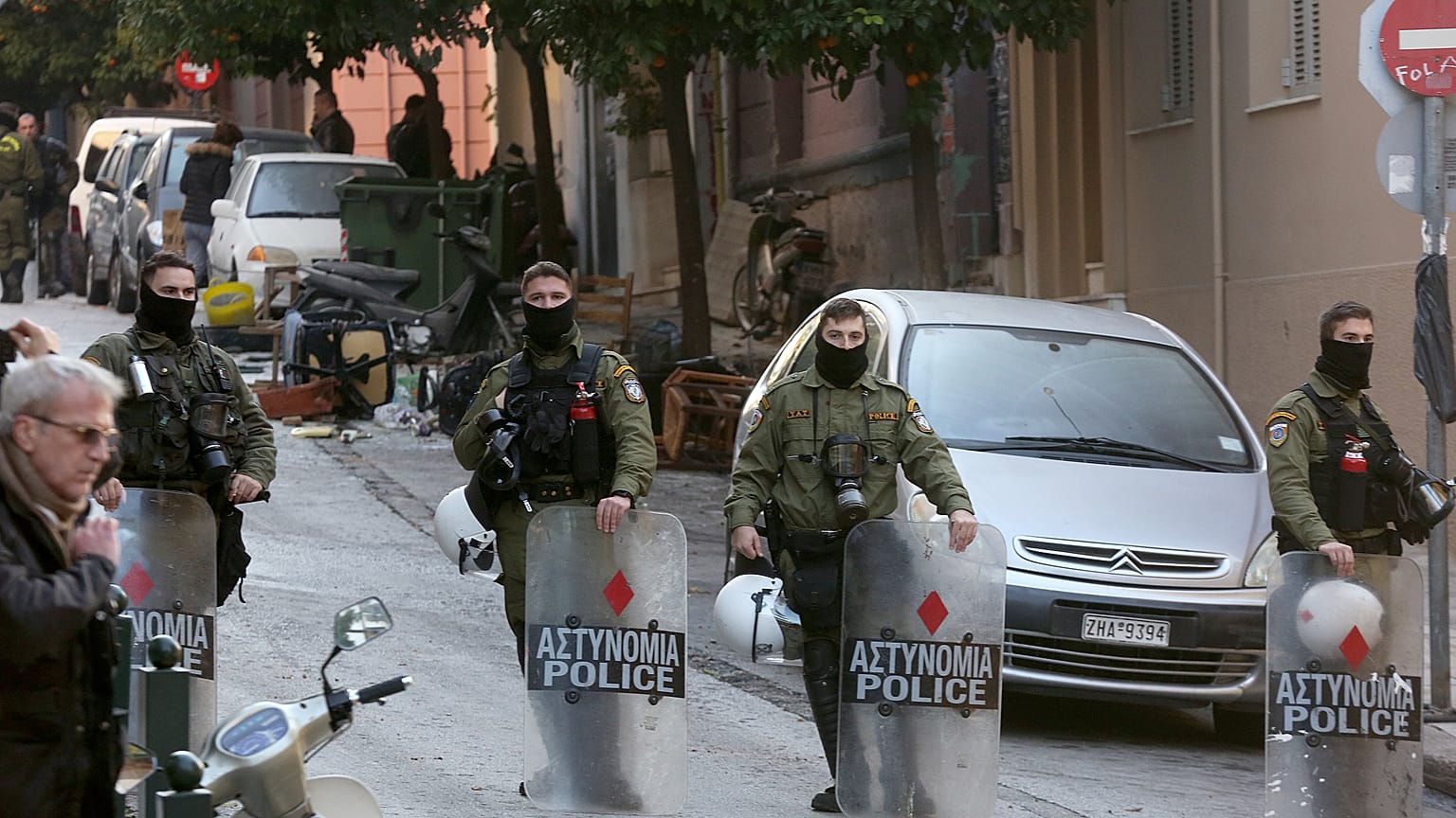 Αστυνομικοί επιτηρούν την διαδικασία εκκένωσης κτιρίων στο Κουκάκι ΑΠΕ ΜΠΕ/ΑΠΕ ΜΠΕ/Παναγιώτου Ορέστης