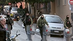 Αστυνομικοί επιτηρούν την διαδικασία εκκένωσης κτιρίων στο Κουκάκι ΑΠΕ ΜΠΕ/ΑΠΕ ΜΠΕ/Παναγιώτου Ορέστης